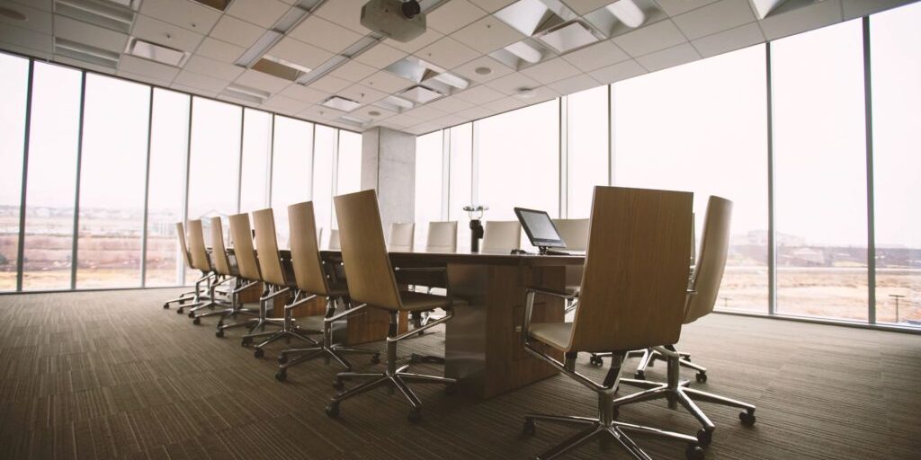 A conference room with chairs and tables in it